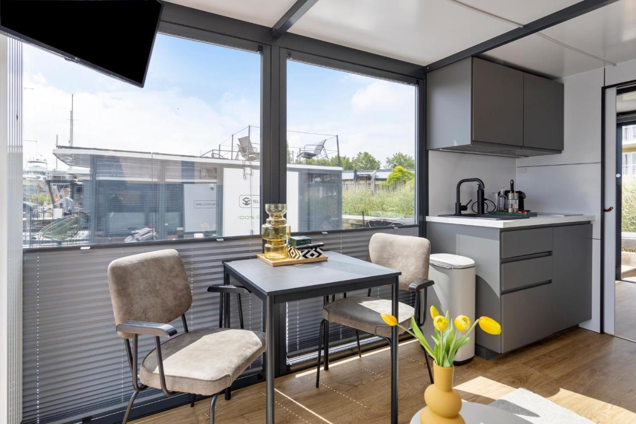 Cosy Tiny Houseboats Near Beach And Restaurants By Weltevreden Experience Zeewolde Luaran gambar