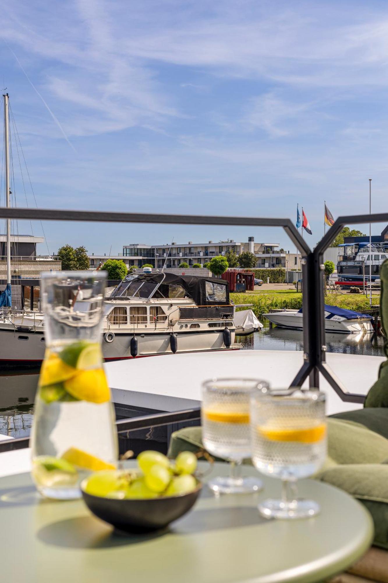 Cosy Tiny Houseboats Near Beach And Restaurants By Weltevreden Experience Zeewolde Luaran gambar