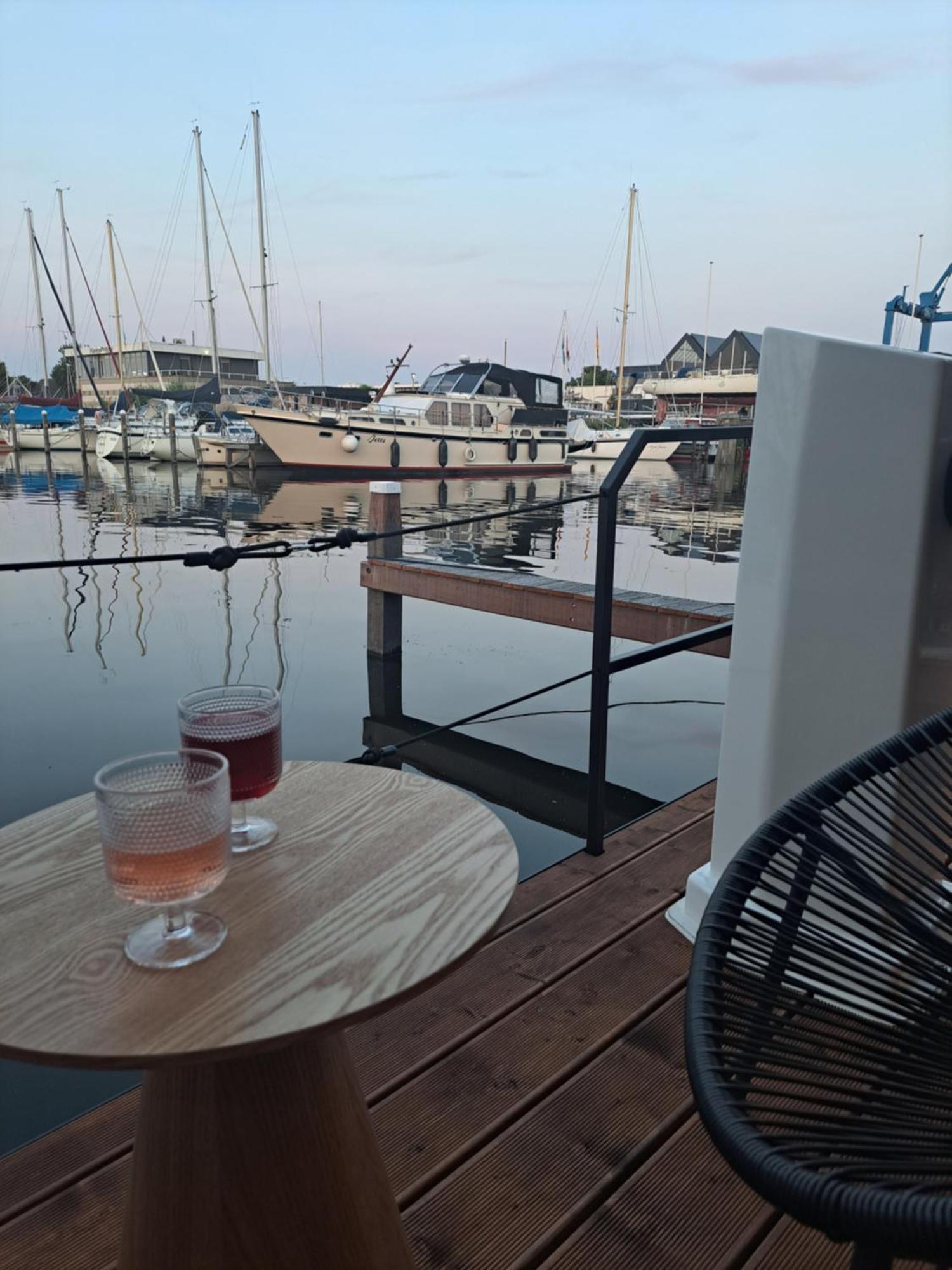 Cosy Tiny Houseboats Near Beach And Restaurants By Weltevreden Experience Zeewolde Luaran gambar